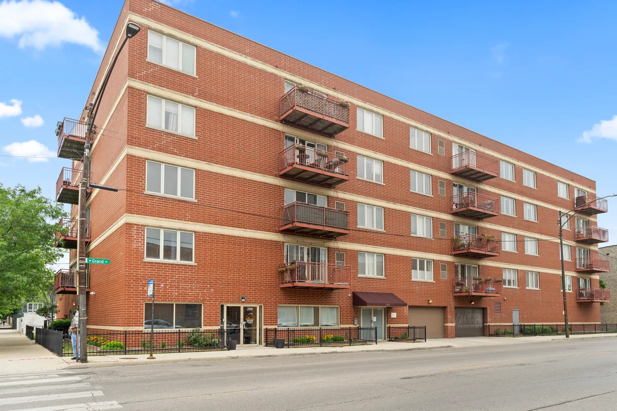 Exterior of 2158 W Grand Ave Unit 204