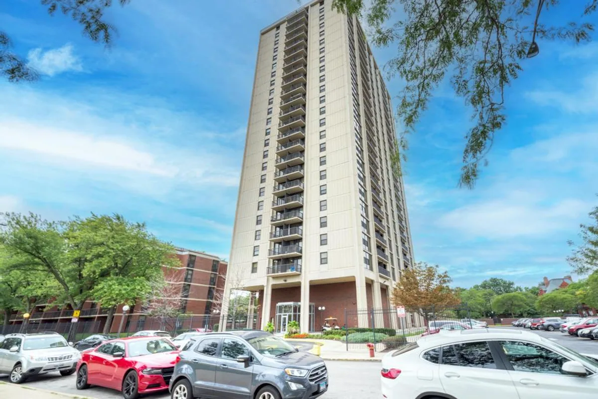 Exterior of 3001 S Michigan Ave Unit 706