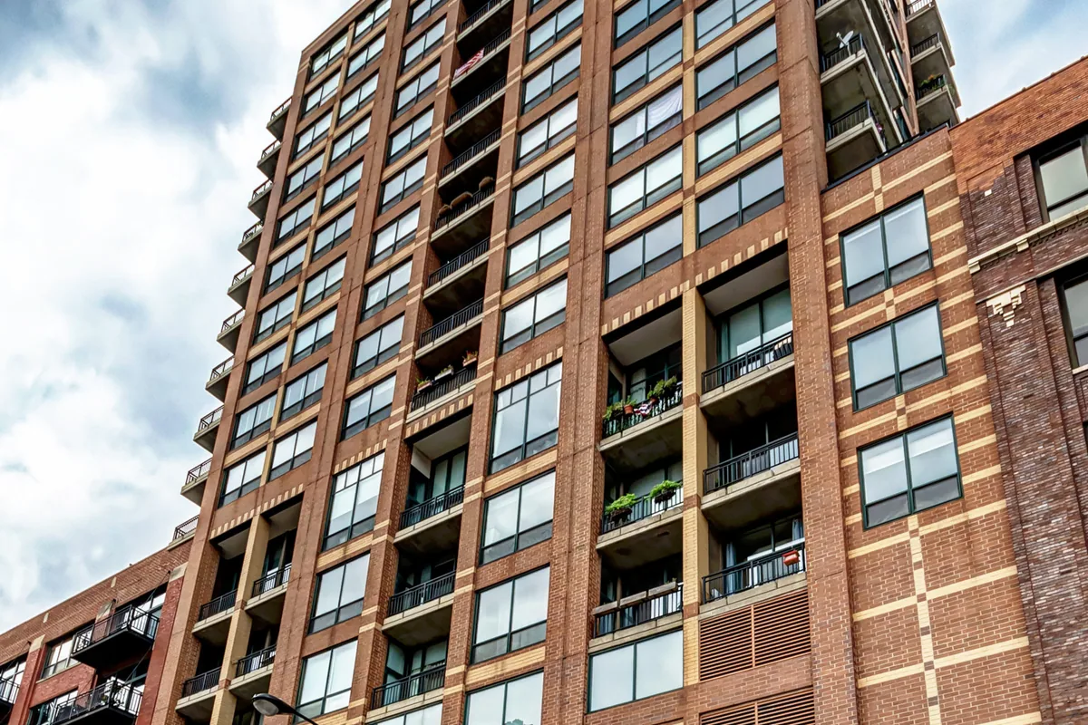 Exterior of 400 W Ontario St Unit 701